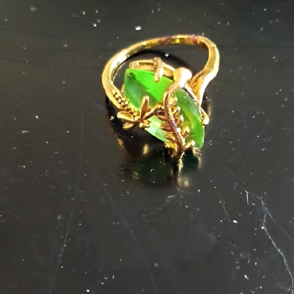 Elegant Gold and Green Leaf Ring